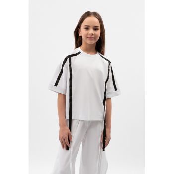 Tricou lejer cu detalii contrastante