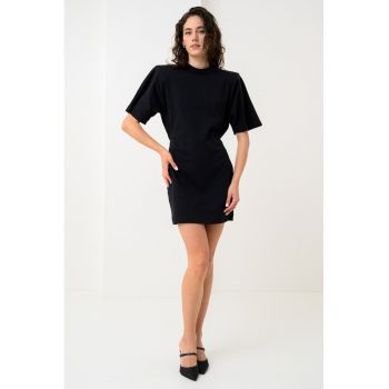 Rochie mini cu umeri intariti