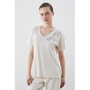 Tricou cu decolteu in V si detalii cu model floral