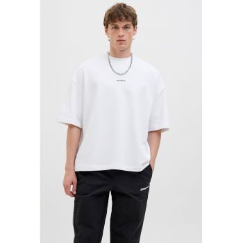 Tricou cu decolteu la baza gatului si imprimeu text