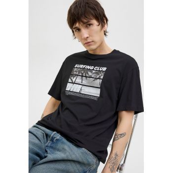 Tricou cu imprimeu grafic si decolteu la baza gatului