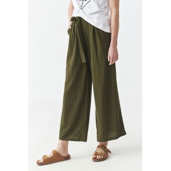 Pantaloni crop cu croiala ampla