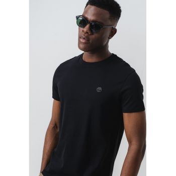 Tricou cu decolteu la baza gatului si logo discret
