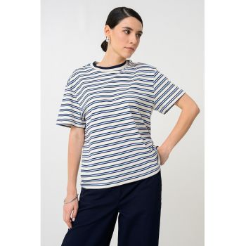 Tricou lejer cu decolteu la baza gatului