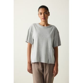 Tricou cu decolteu la baza gatului