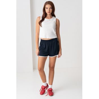 Top crop cu decolteu rotund