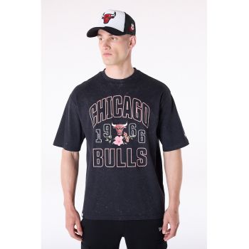 Tricou cu decolteu la baza gatului si imprimeu Chicago Bulls