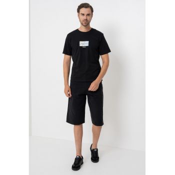 Tricou regular fit cu imprimeu discret
