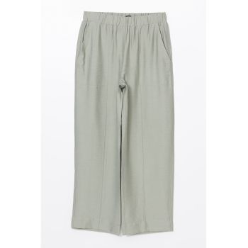 Pantaloni cu croiala conica si buzunare oblice