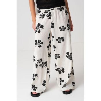 Pantaloni cu croiala dreapta si model floral