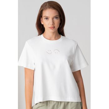 Tricou cu detaliu brodat