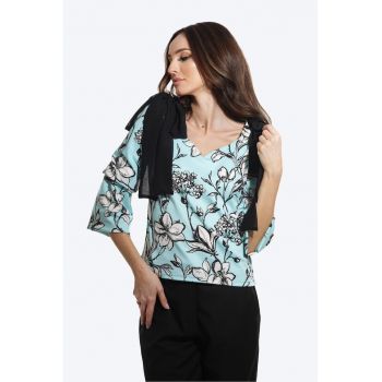 Bluza cu model floral si funde la nivelul umerilor
