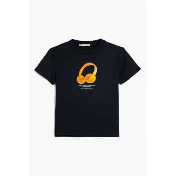 Tricou cu decolteu la baza gatului si imprimeu grafic