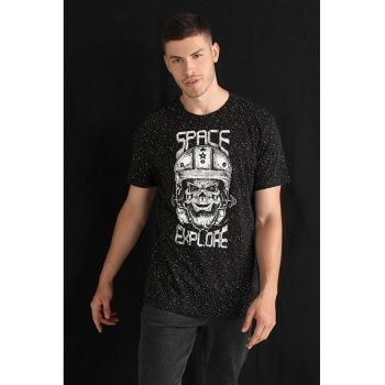 Tricou cu decolteu la baza gatului si model grafic