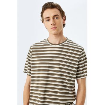Tricou cu decolteu la baza gatului si model in dungi