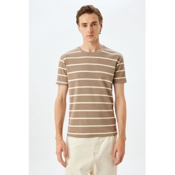 Tricou cu decolteu la baza gatului si model in dungi