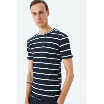 Tricou cu decolteu la baza gatului si model in dungi