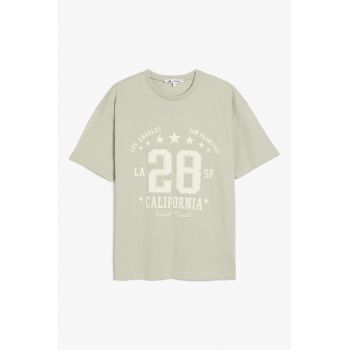 Tricou lejer cu decolteu la baza gatului