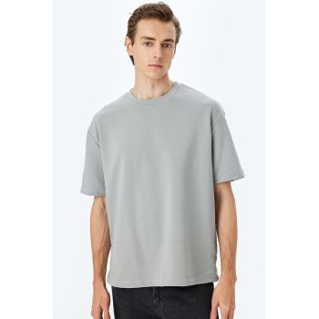 Tricou uni cu decolteu la baza gatului