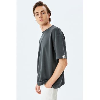 Tricou uni cu decolteu la baza gatului