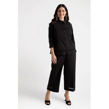 Pantaloni crop din amestec de lyocell cu terminatii cu perforatii