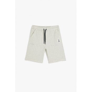 Pantaloni scurti cu model in dungi si snur de ajustare