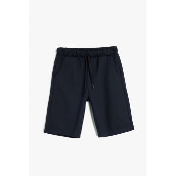 Pantaloni scurti cu model uni si snur de ajustare in talie