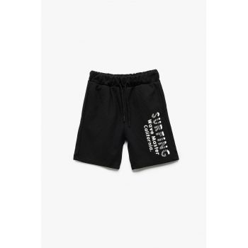 Pantaloni scurti cu snur de ajustare si imprimeu text