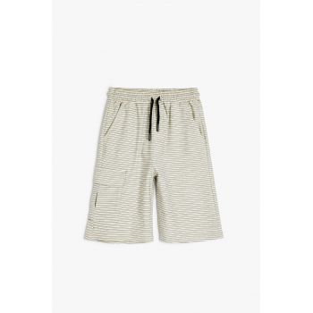 Pantaloni scurti cu snur de ajustare si model in dungi