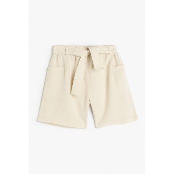 Pantaloni scurti din amestec de in cu o curea