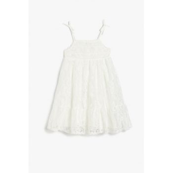 Rochie evazata cu strat exterior din dantela