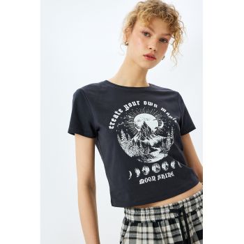 Tricou crop cu imprimeu grafic