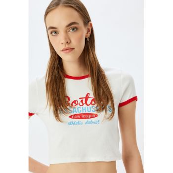 Tricou crop cu imprimeu text