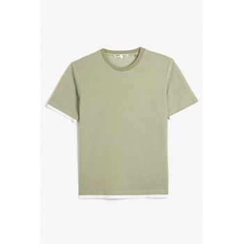 Tricou cu decolteu la baza gatului si detalii contrastante
