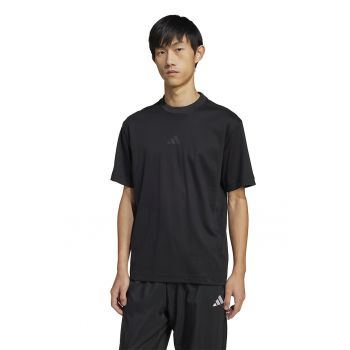 Tricou cu decolteu la baza gatului si detaliu cu model monograma