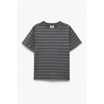 Tricou cu decolteu la baza gatului si dungi