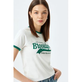Tricou cu decolteu la baza gatului si imprimeu text