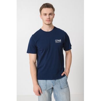 Tricou cu decolteu la baza gatului si logo pe piept