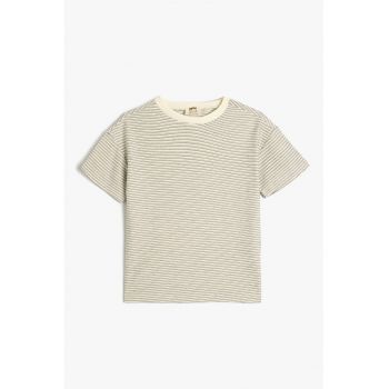 Tricou cu decolteu la baza gatului si model in dungi