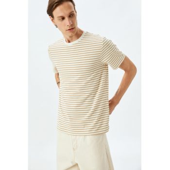 Tricou cu decolteu la baza gatului si model in dungi