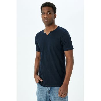 Tricou cu decupaj in V