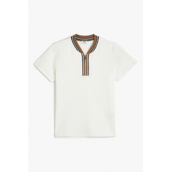 Tricou cu detaliu contrastant