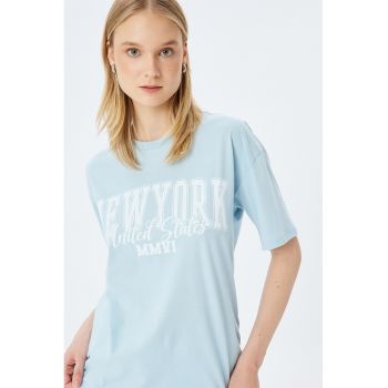 Tricou cu imprimeu si decolteu la baza gatului