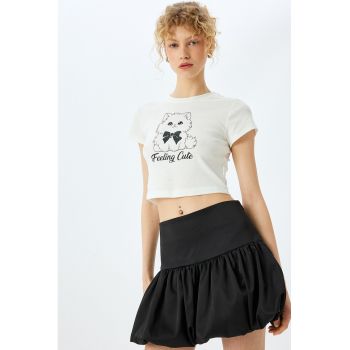 Tricou cu imprimeu si decolteu la baza gatului