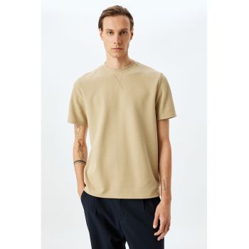 Tricou regular fit cu decolteu la baza gatului