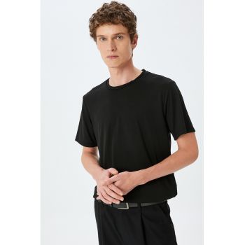 Tricou regular fit cu decolteu la baza gatului