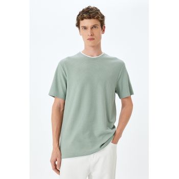 Tricou tricotat cu decolteu la baza gatului