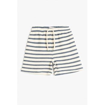 Pantaloni scurti tricotati fin cu model in dungi