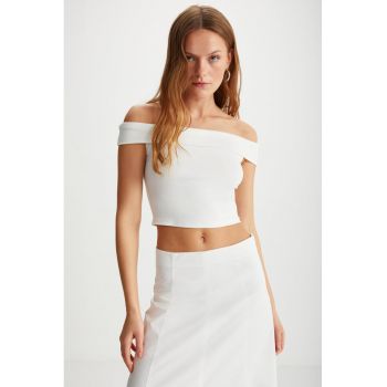Top cu model uni si decolteu pe umeri