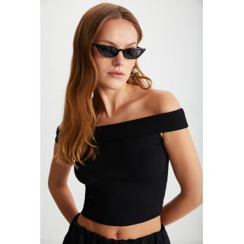 Top cu model uni si decolteu pe umeri